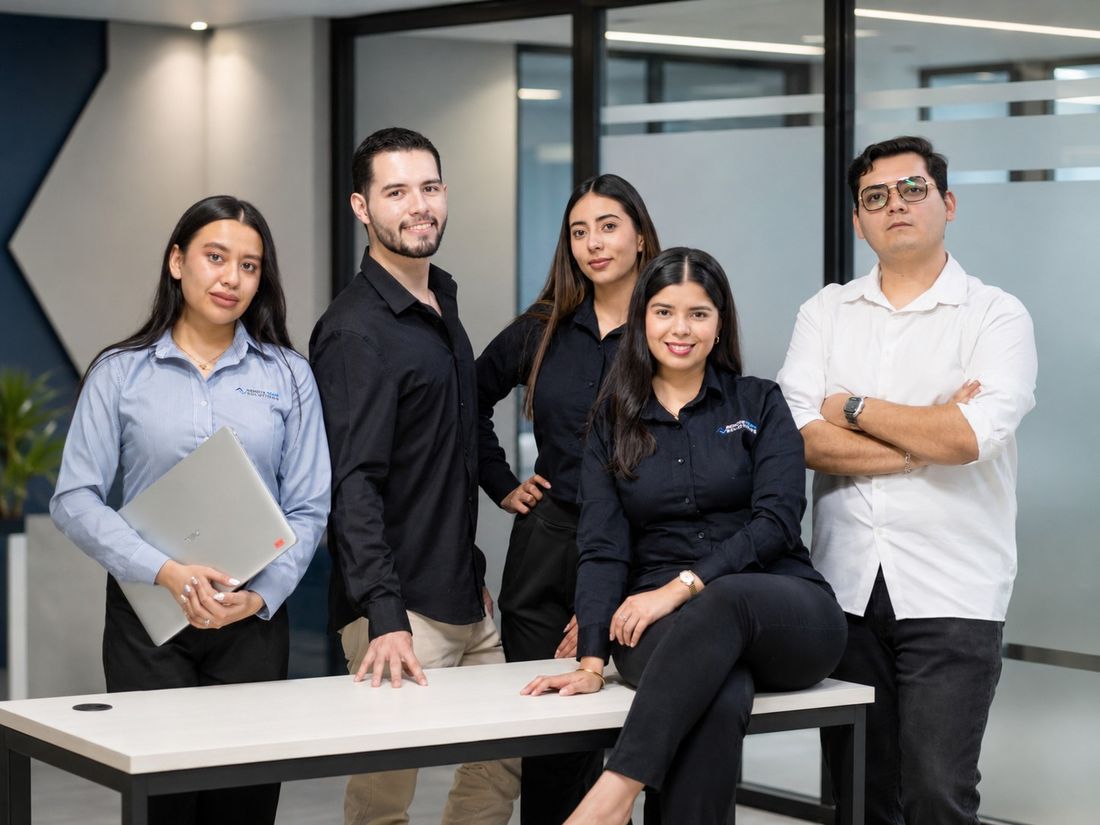 Equipo de RTS posando en la oficina